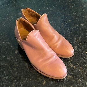 7.5 pink mauve leather Frye booties Carson clog